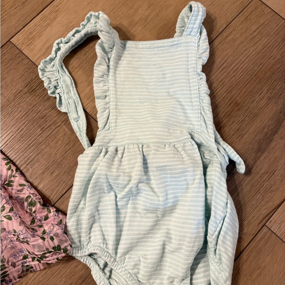 18M Spring/Summer Large Bundle - Picture 4 of 16